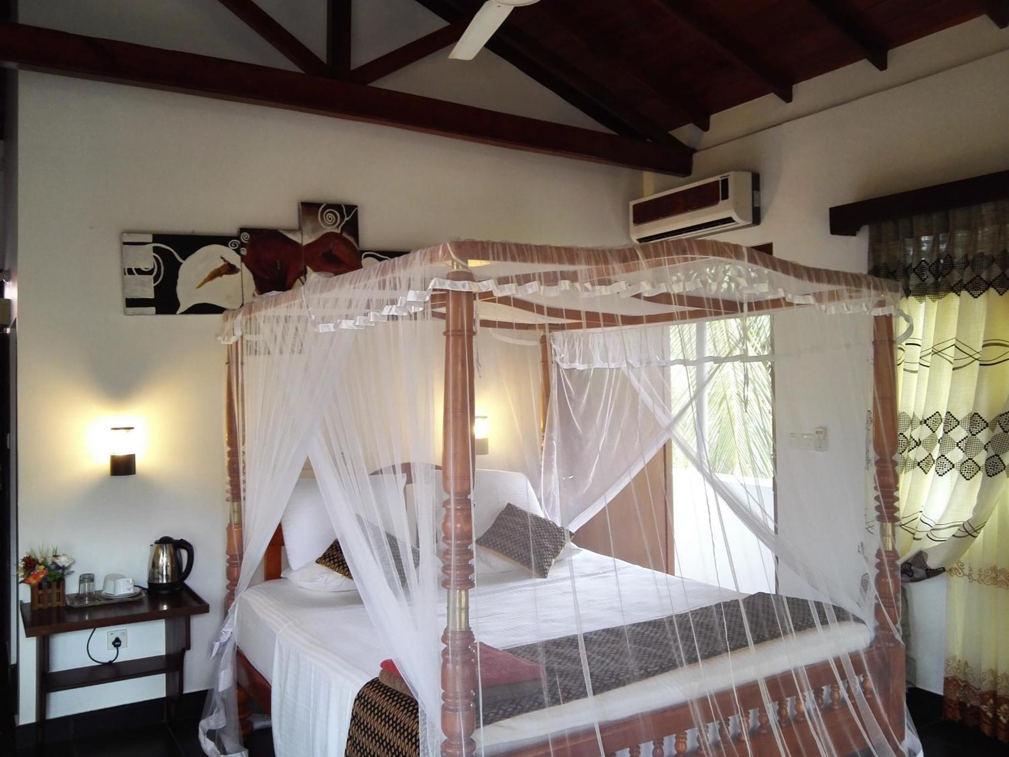 The Oasis Villa Hikkaduwa Exterior photo